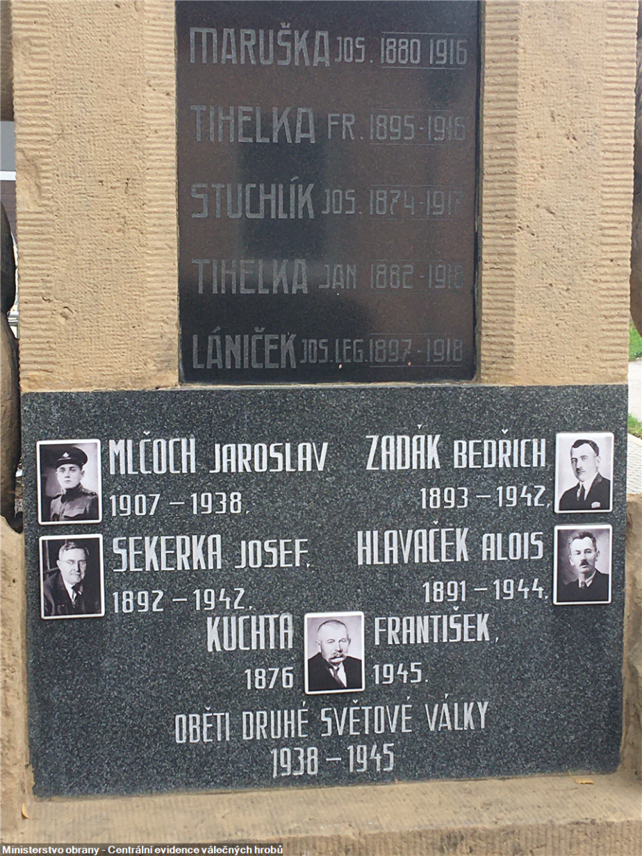 Detail vsazených žulových desek na pomníku v Marefách po renovaci.