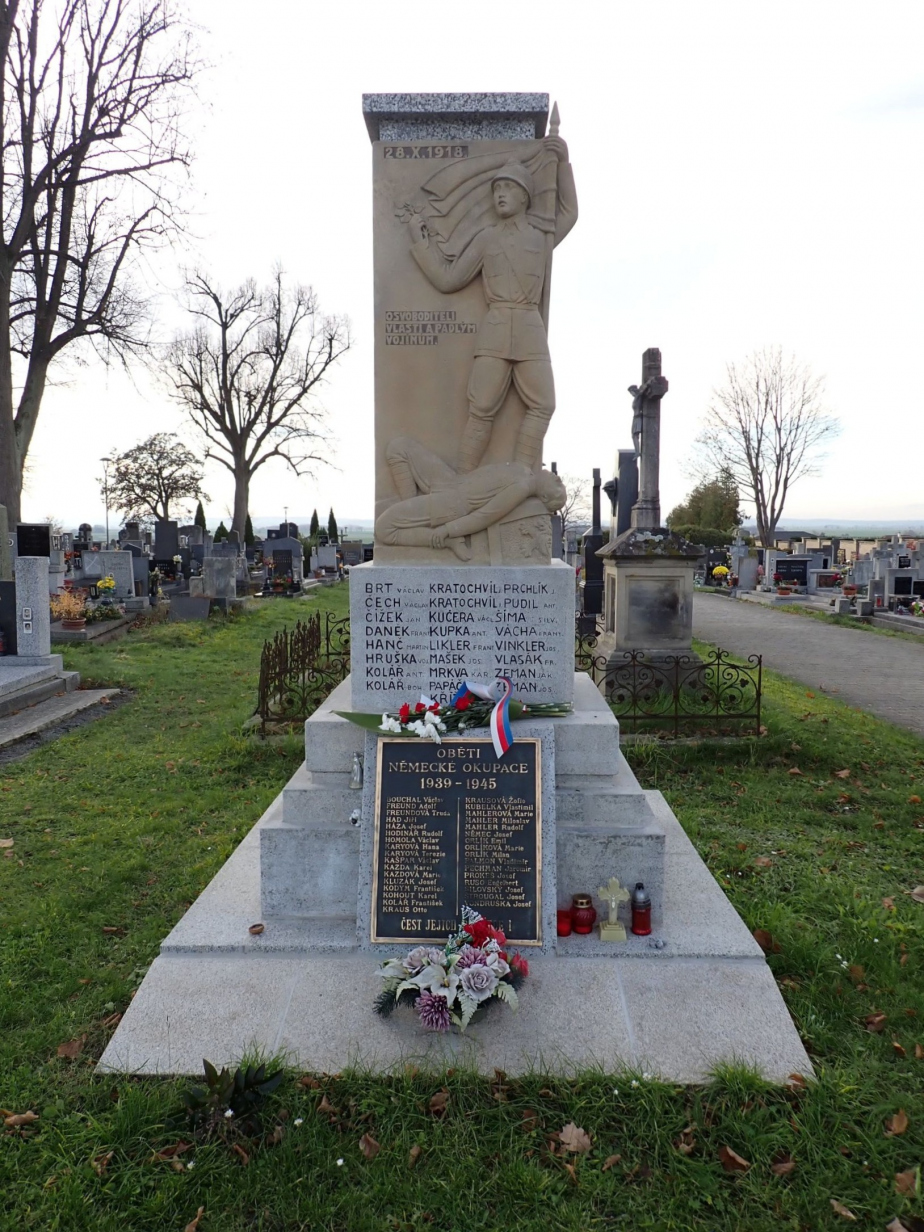 Pomník padlým v I. a II. sv. válce na hřbitově ve Veselí nad Lužnicí po renovaci. 