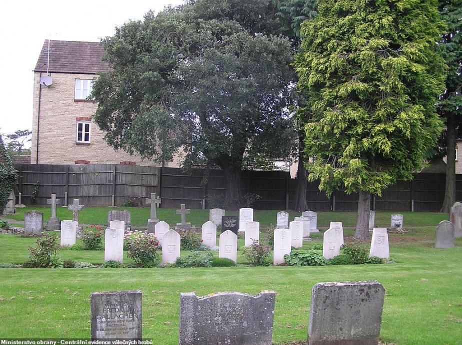 Na cirencesterském hřbitově se nachází 26 válečných hrobů příslušníků Commonwealthu z let první světové války. 