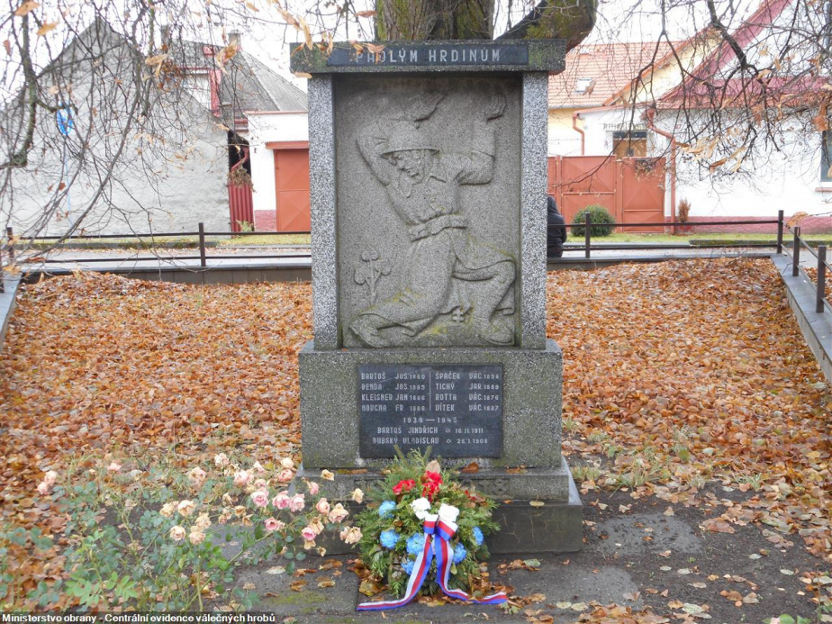 Nízký žulový pomník obětem 1. a 2. světové války v Železné u Berouna připomíná také letce Jindřicha Bartoše, který měl ve zdejší obci domovskou příslušnost. 