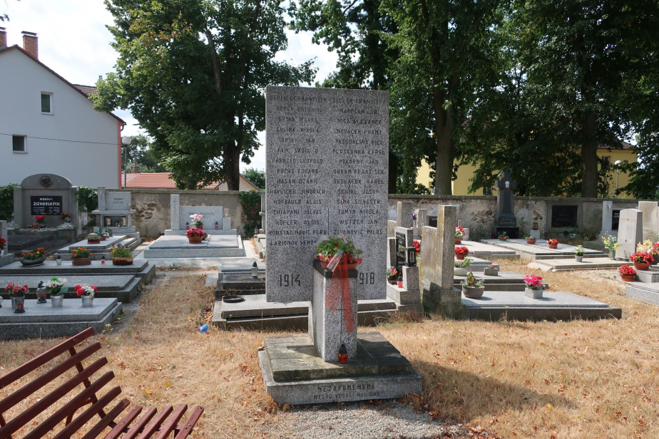 Pomník padlým v I. sv. válce 1914-1918 na hřbitově ve Veselí nad Lužnicí před renovací.