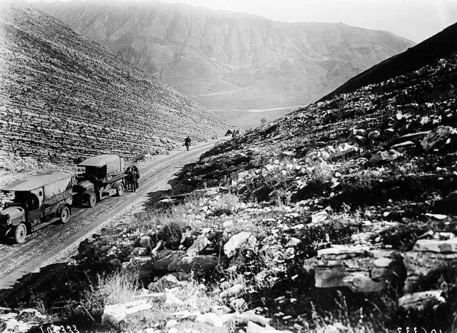Rakousko-uherský konvoj projíždí horským průsmykem v Albánii (1917)