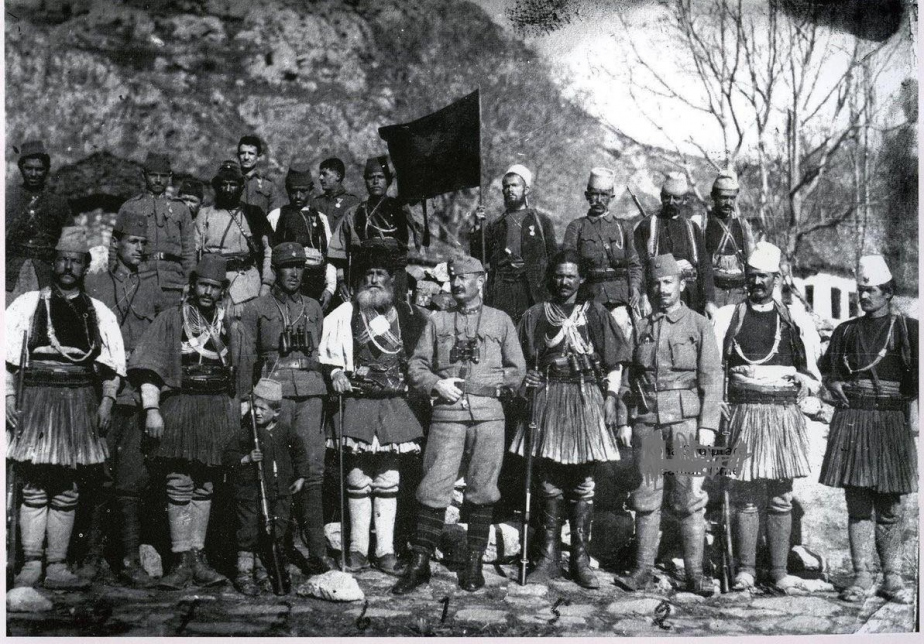 Rakousko-uherští vojáci pózující po boku vojáků Albánské legie, někteří s rakouskými medailemi.