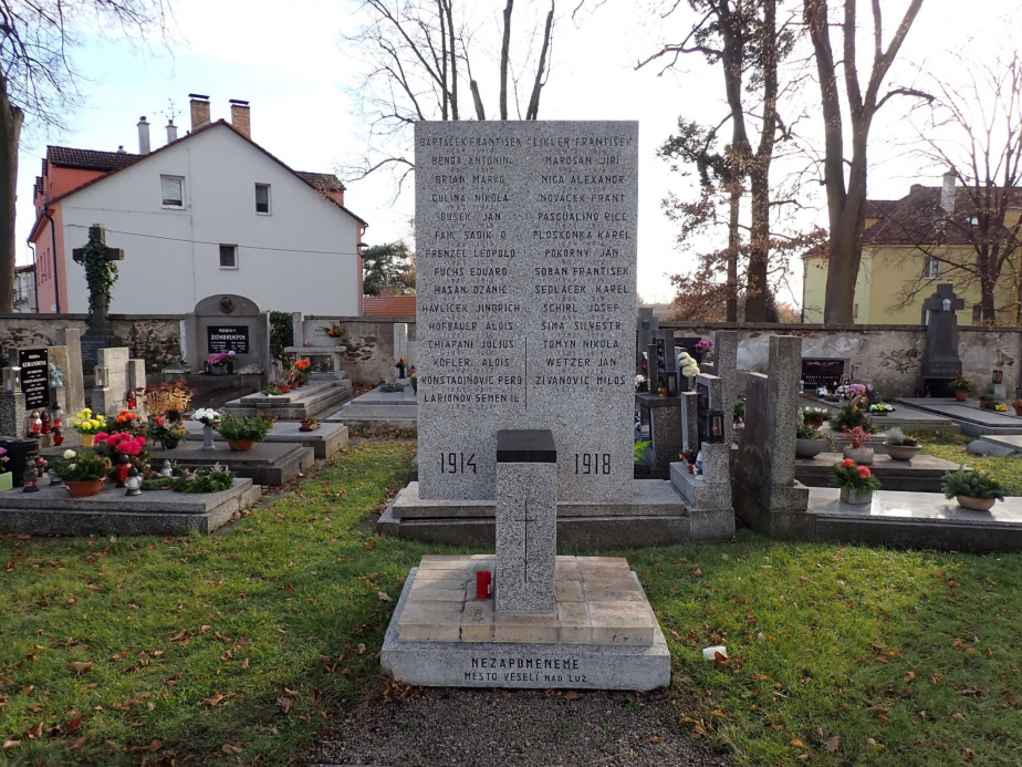 Pomník padlým v I. sv. válce 1914-1918 na hřbitově ve Veselí nad Lužnicí po renovaci. 