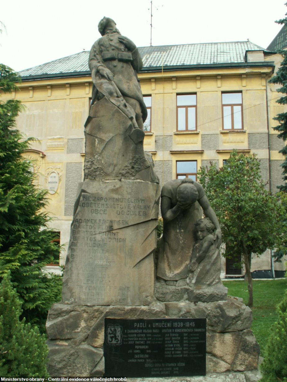 Vysoký pískovcový památník padlým z 1. a 2. světové války v Doudlebech nad Orlicí připomíná také letce Františka Doležala. 