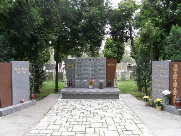 Na desce pomníku v areálu Olšanských hřbitovů v Praze jsou uvedena jména padlých čs. letců RAF, mezi nimiž nechybí jméno letce Jindřicha Bartoše. 