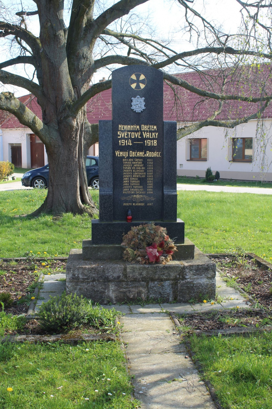 Pomník padlým v I. sv. válce v přidružené obci Horusice před renovací. 