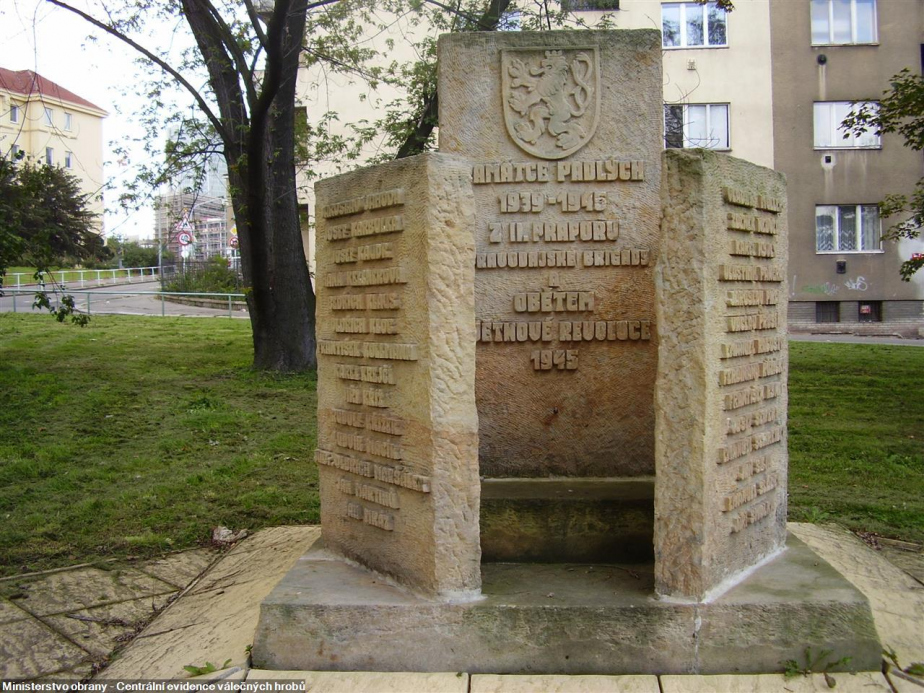 Pískovcový pomník obětem války při křižovatce ulic Sdružení a Na Jezerce v Praze 4 upomíná také Jindřicha Bartoše. 