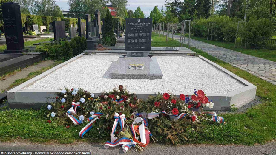 Na desce symbolického hrobu v areálu Ústředního hřbitova v Olomouci jsou stříbrným písmem uvedena jména padlých členů Hanáckého aeroklubu v letech 1939 až 1945, mezi nimiž nechybí jméno letce Oldřicha Fialy. 