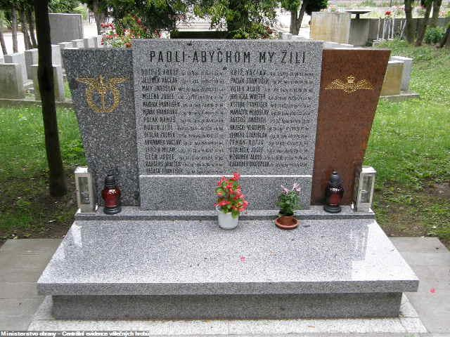 Památník československých letců na Olšanských hřbitovech v Praze. 