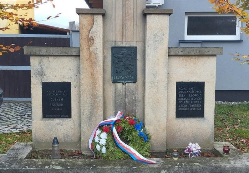 Památník obětem 2. sv. války v Chomoutově. 