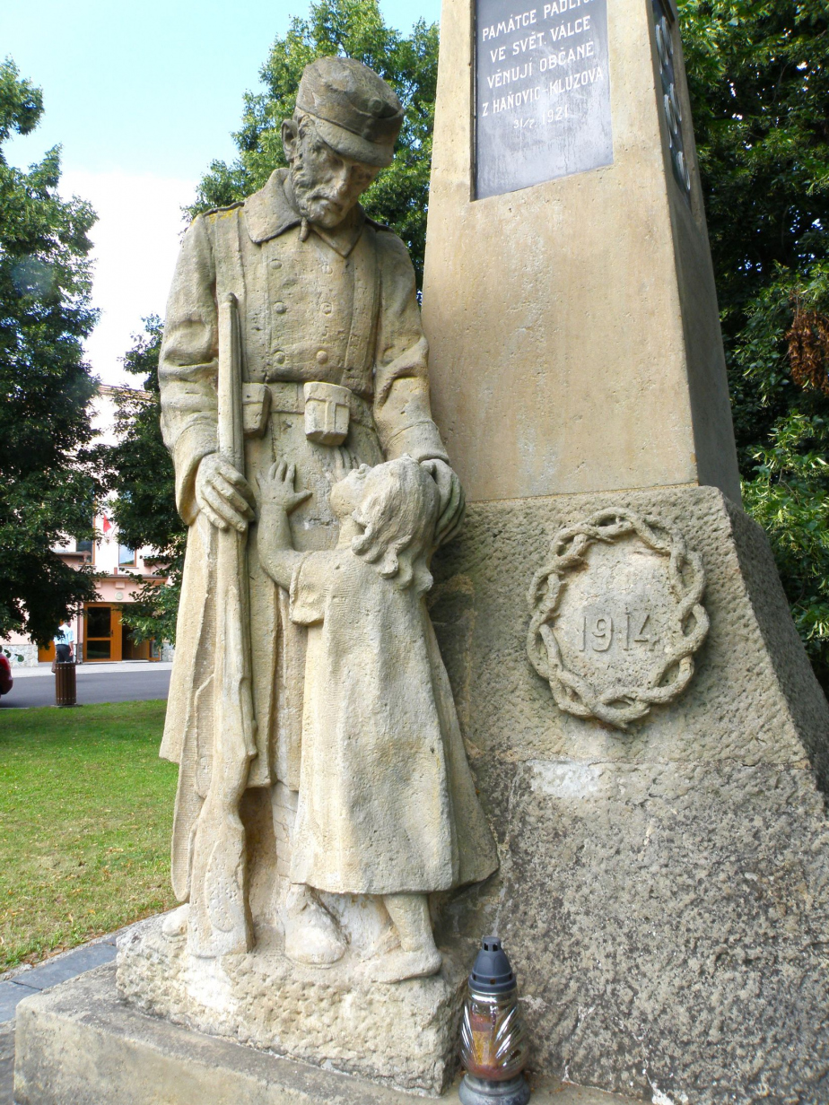 Detail pomníku se sousoším v Haňovicích před renovací