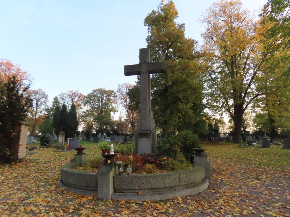 Pohled na osárium na čáslavském městském hřbitově před renovací. 