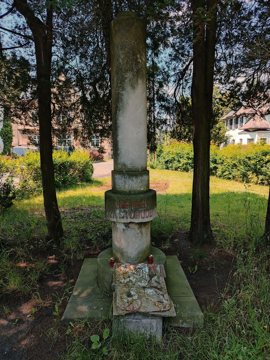 Pohled na pomník v Jindřichovicích pod Smrkem před renovací. 