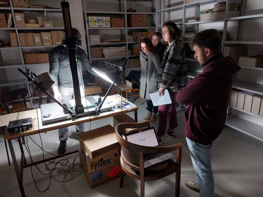 Instruktáž pracovníků Odboru pro válečné veterány a válečné hroby na digitalizačním zařízení ve VHÚ.