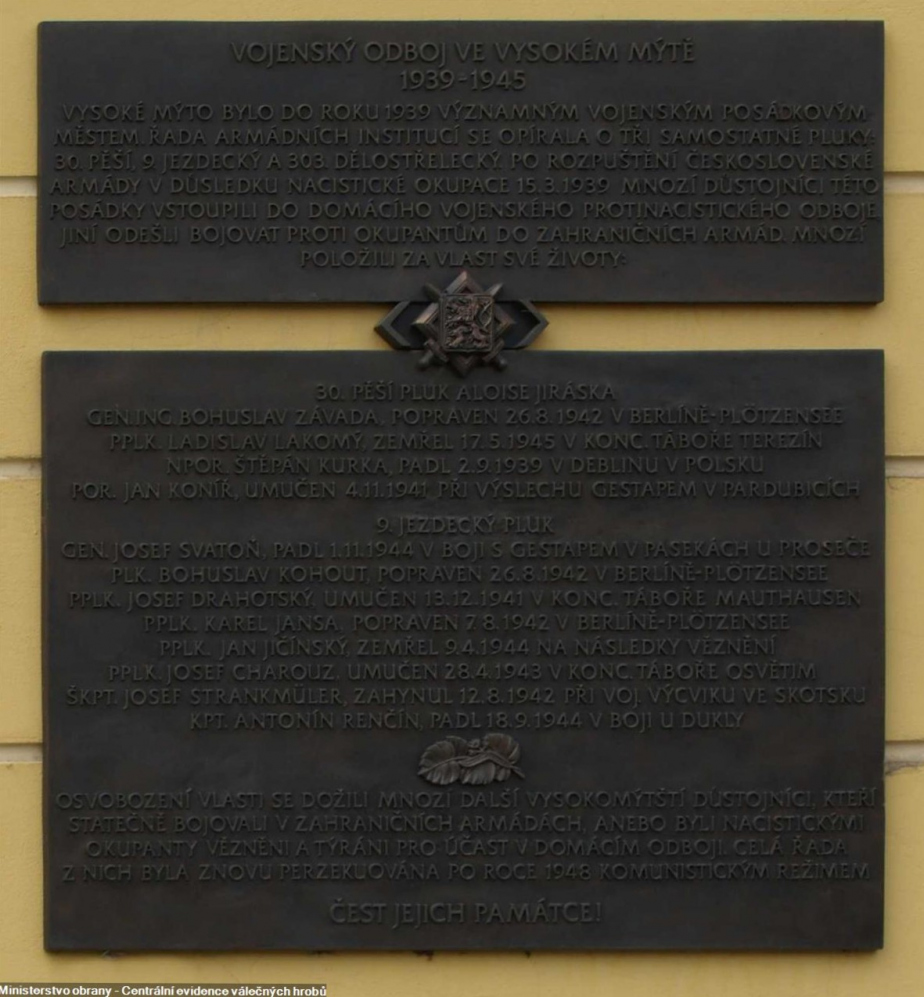 Pamětní deska ve Vysokém Mýtě připomínající vojenský odboj v letech 1939–1945 se jménem gen. Josefa Svatoně