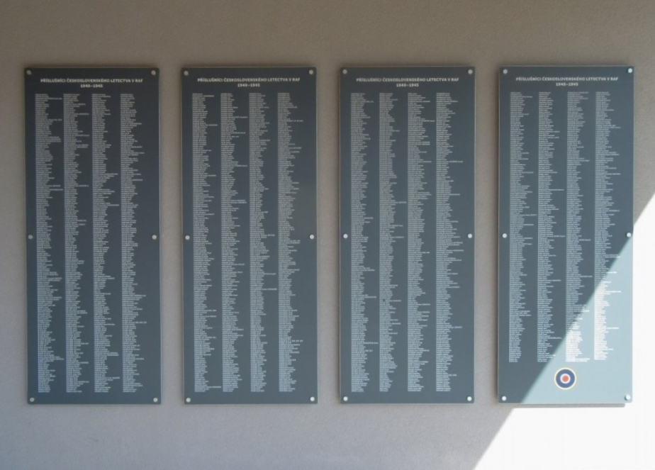 Detail desek se jmény příslušníků čs. letectva v RAF v letech 1940-1945 v Ivančicích v Jihomoravském kraji. 