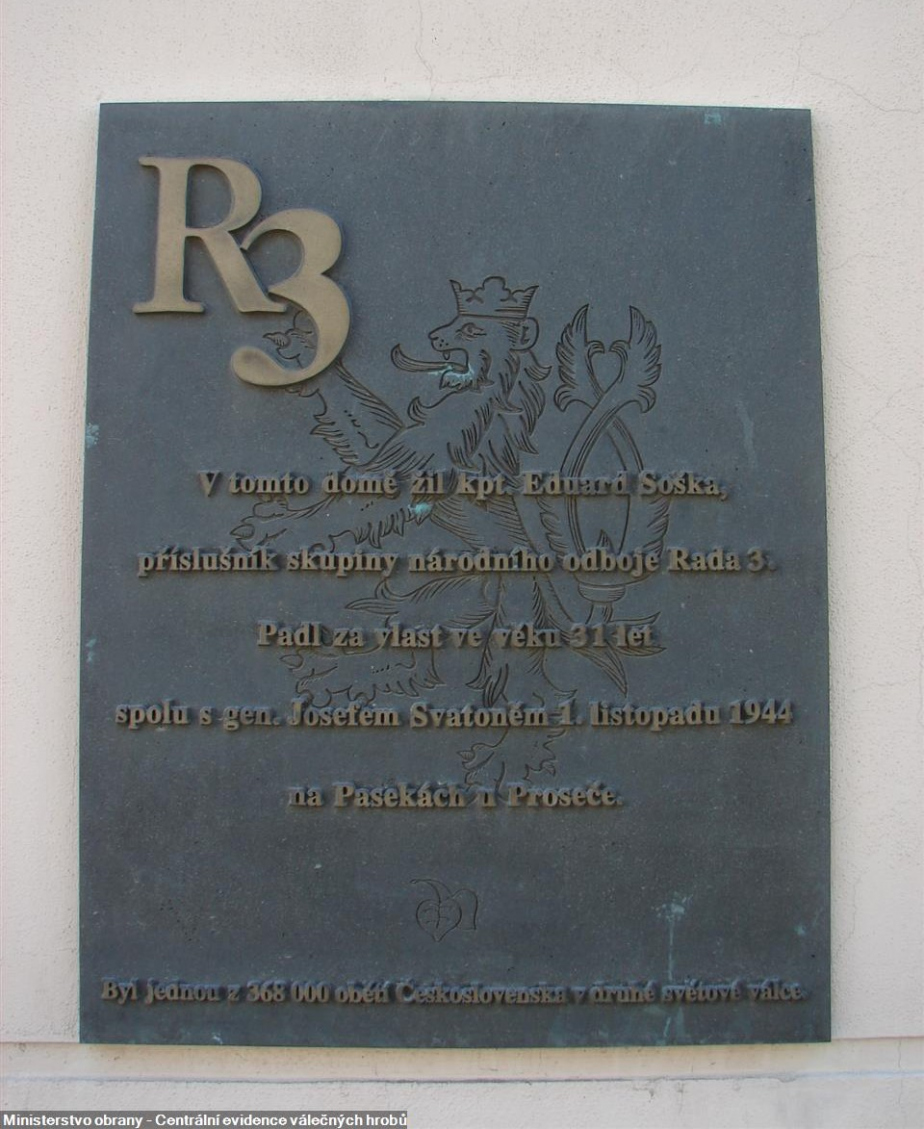 Pamětní deska v Novém Městě na Moravě připomínající dům kpt. Eduarda Sošky i se jménem gen. Josefa Svatoně