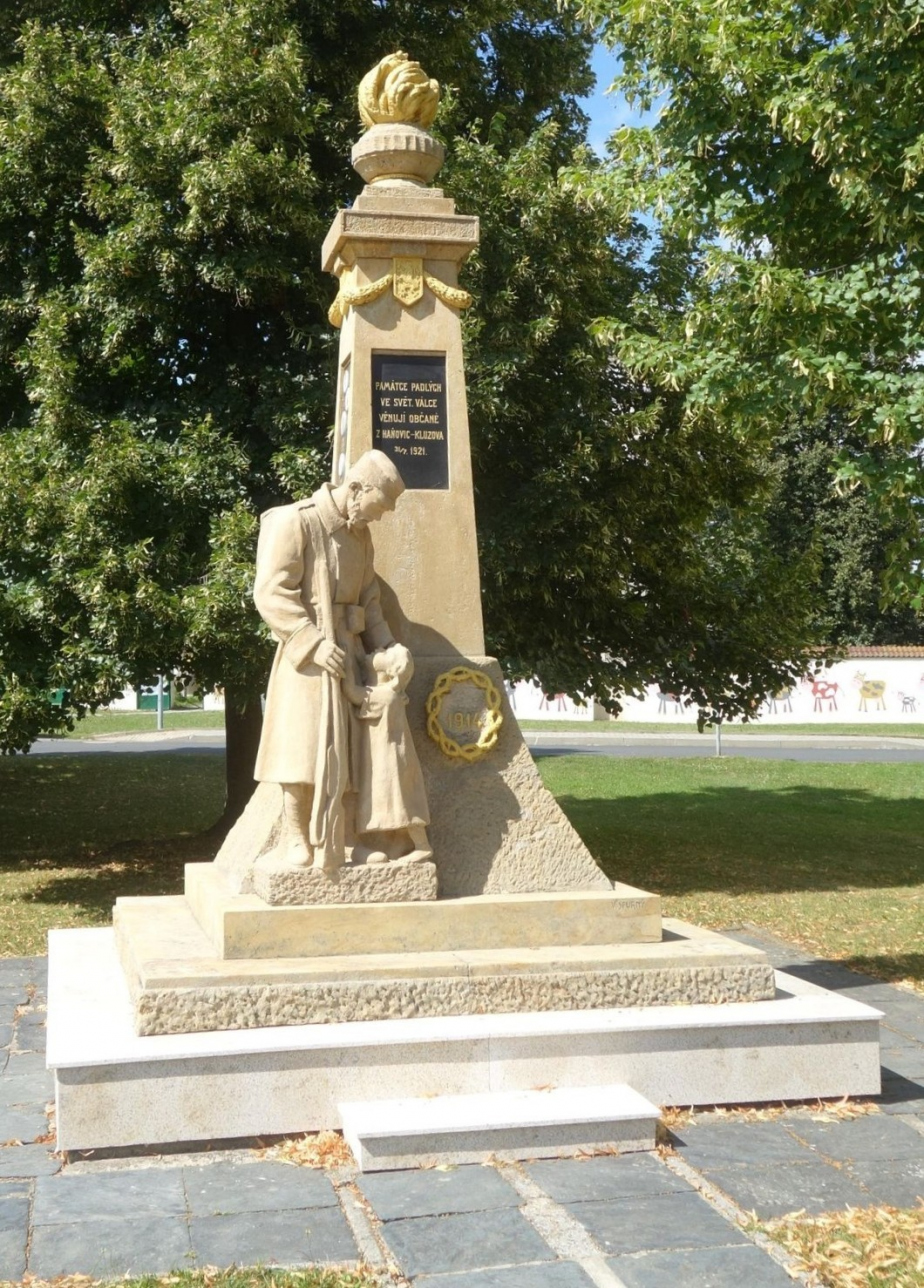 Pohled na pomník v Haňovicích po renovaci.