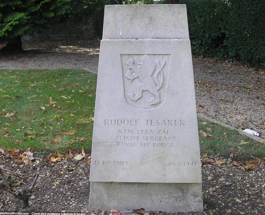Hrob rtm. Rudolfa Tesárka se nachází na vojenském hřbitově Watchfield v hrabství Berkshire ve Velké Británii (hrob č. 7). 