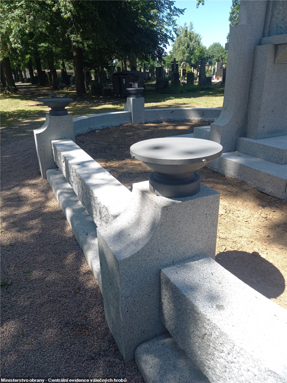 Detailní pohled na renovovanou obrubu osária, kde zbývají dokončit zemní práce. 