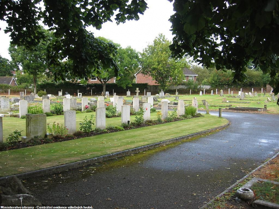 Celková fotografie hřbitova Ringwood v hrabství Hampshire, kde je pohřben letec Vladimír Kyselo. 
