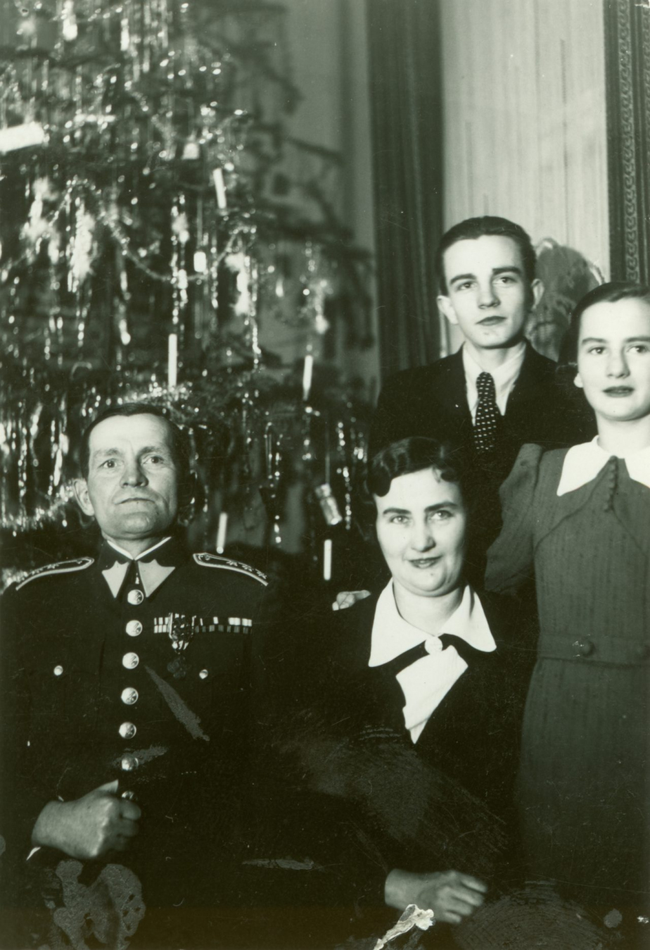 Josef Svatoň s ženou a dětmi v roce 1937