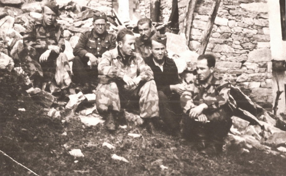 Skupina vládních vojáků partyzánského oddílu „Pudlo z Alp“ nad piemontským městečkem Coazze.