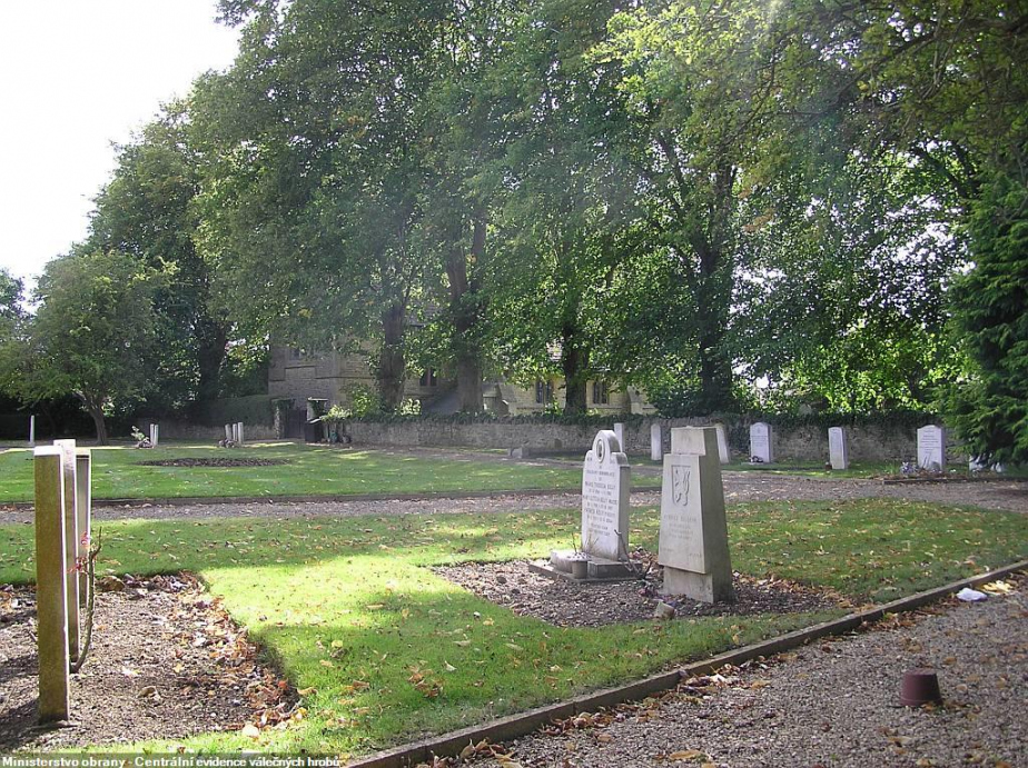 Celkový pohled na vojenský hřbitov Watchfield v hrabství Berkshire ve Velké Británii. 