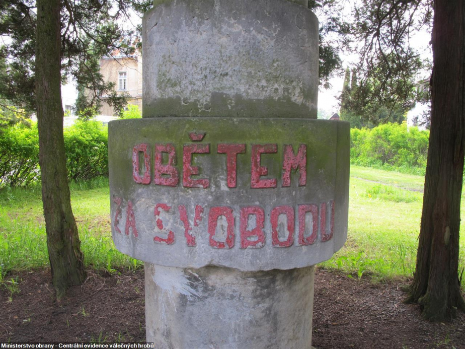 Detail původního nápisu Obětem za svobodu. 