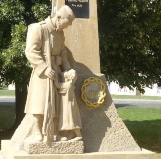 Detail pomníku se sousoším v Haňovicích po renovaci. 