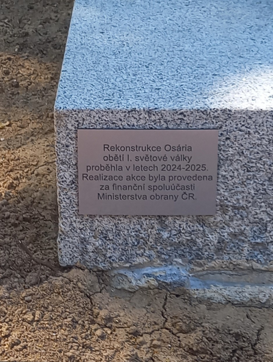 Detailní pohled na nezbytnou informační tabulku na renovovaném osáriu. 