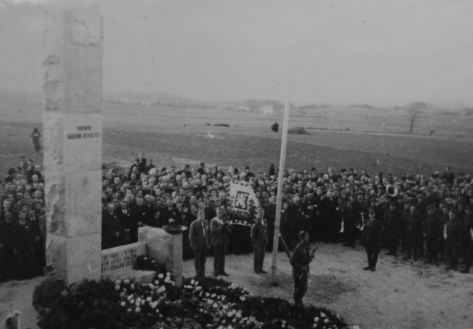 Slavnostní odhalení Památníku hrdinům národní revoluce 1. 11. 1945 