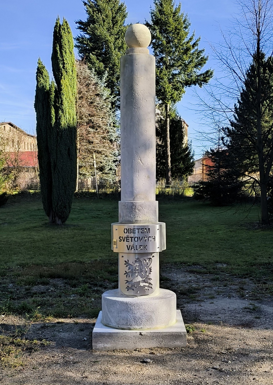 Pohled na pomník v Jindřichovicích pod Smrkem po renovaci. 