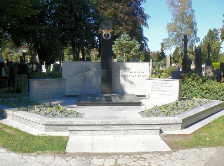 Urna s prstí z hrobu Rudolfa Tesárka je uložena v Památníku čs. letců 2. světové války, který je situován na městském hřbitově v Prostějově. 