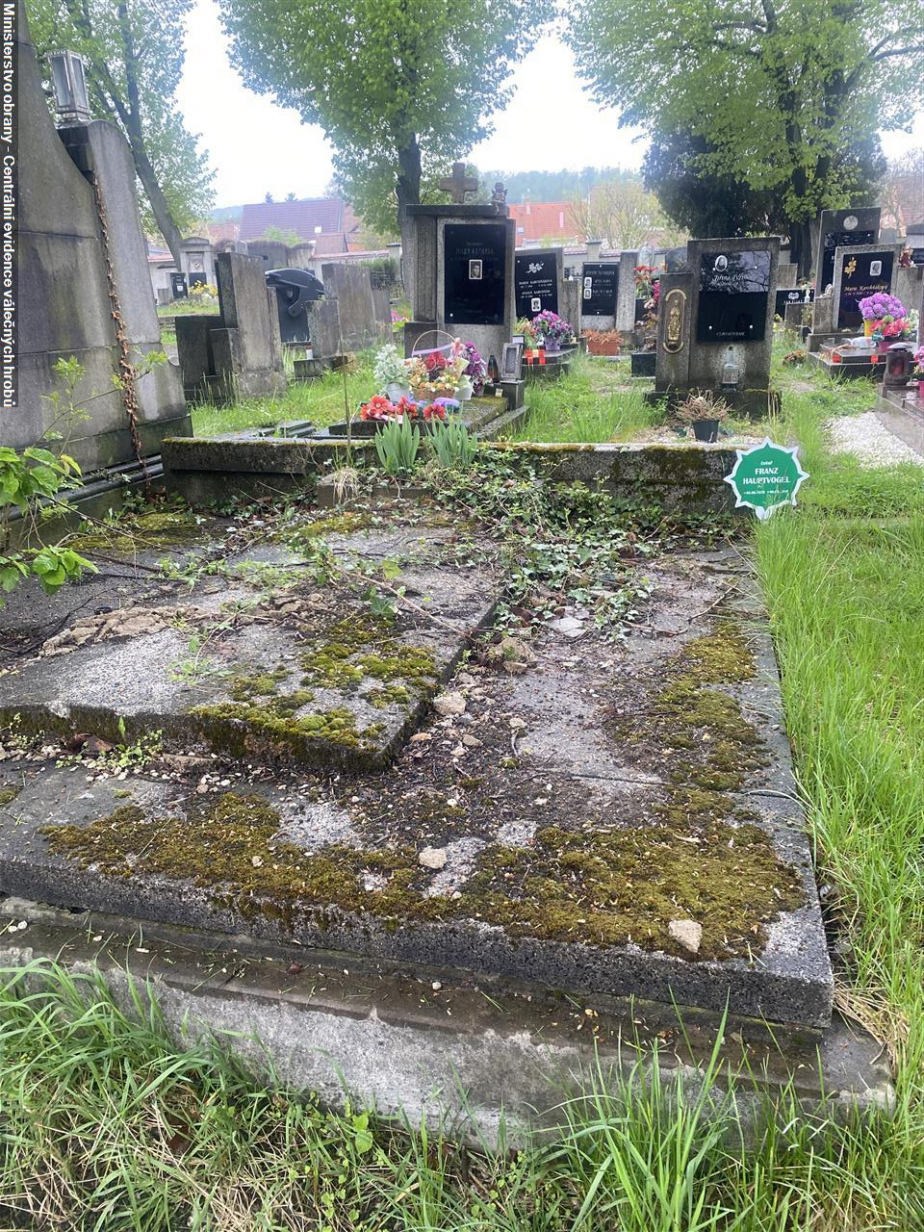 Příklady válečných hrobů v Bílině dohledaných díky katastru a opatřených rozetami.  