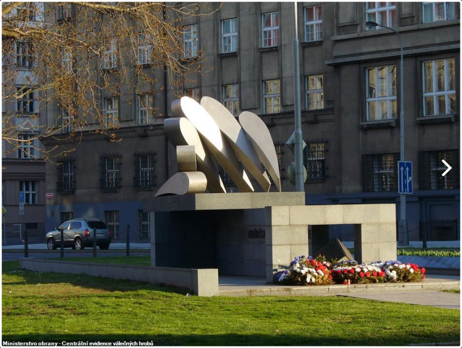 Jméno Rudolfa Tesárka je zvěčněno i na pomníku letců v Praze-Bubenči. 