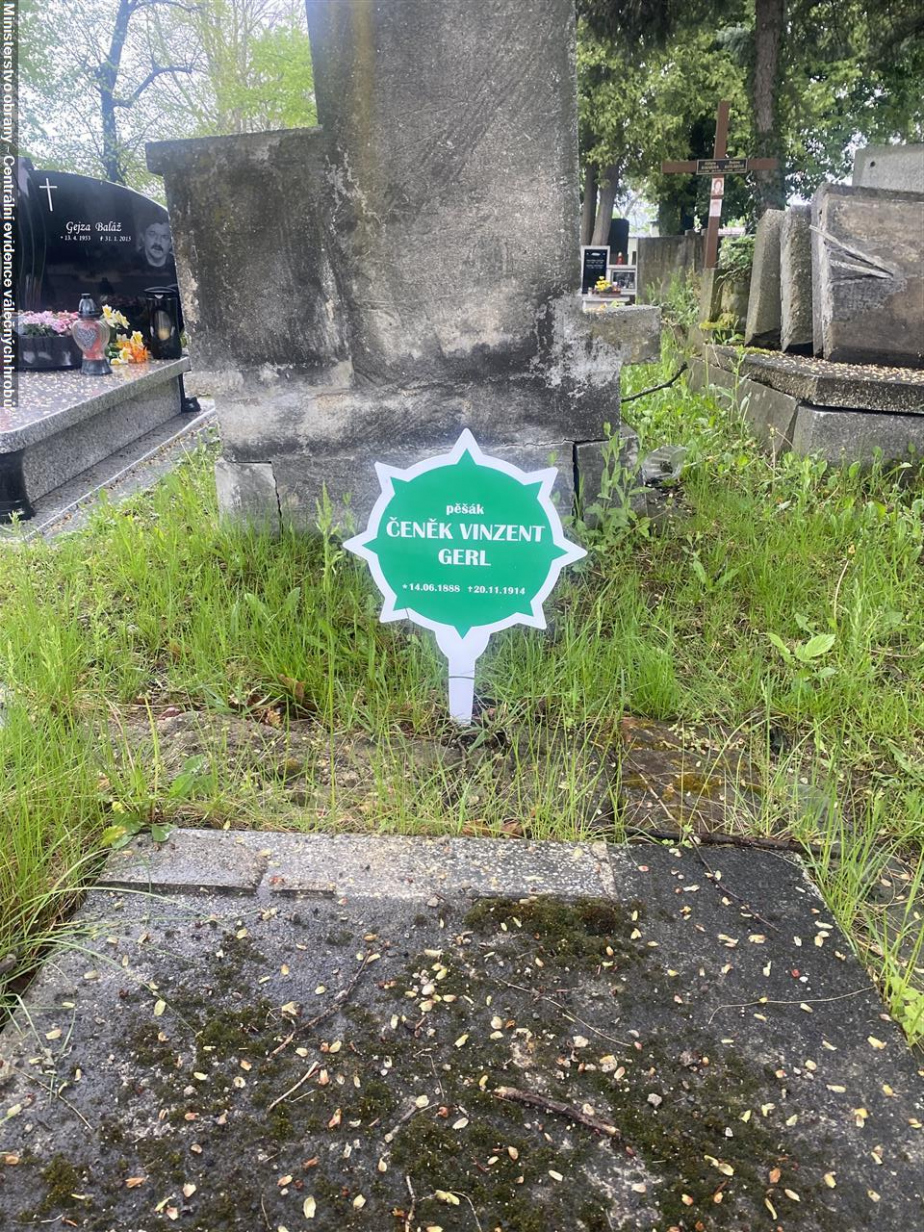 Příklady válečných hrobů v Bílině dohledaných díky katastru a opatřených rozetami.