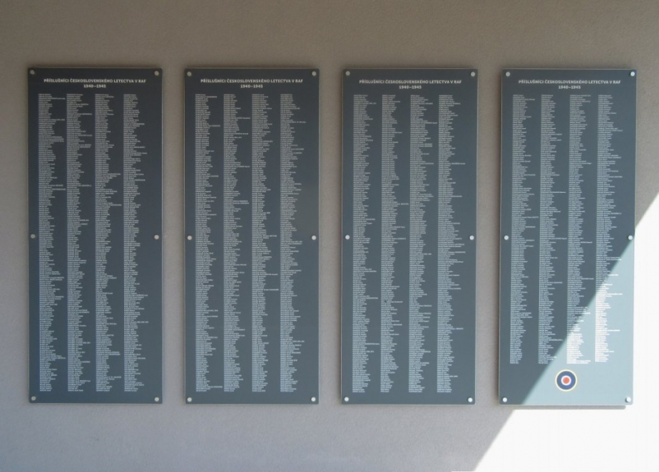 Detail desek se jmény příslušníků čs. letectva v RAF v letech 1940-1945 v Ivančicích v Jihomoravském kraji. 