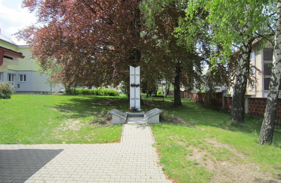 Pomník obětem první a druhé světové války v Proseči se jménem gen. Josefa Svatoně 