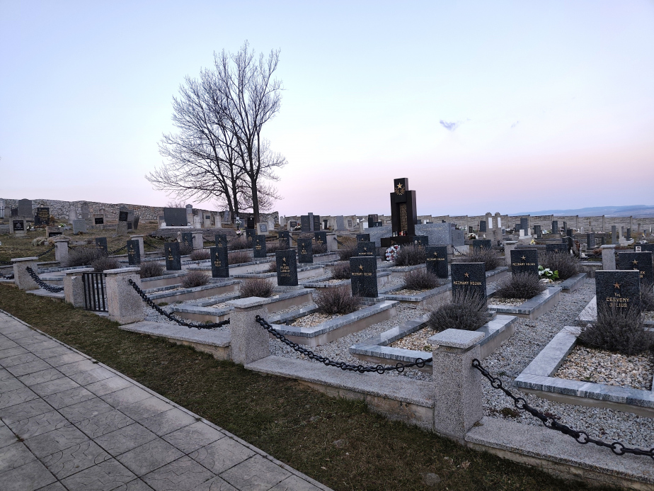 Hroby sovětských letců a vojáků 2. československé paradesantní brigády Gerlachov.