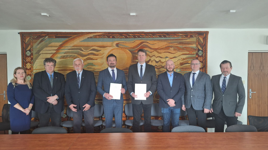 Společné foto členů Společné česko – slovenské mezivládní komise pro péči o válečné hroby.