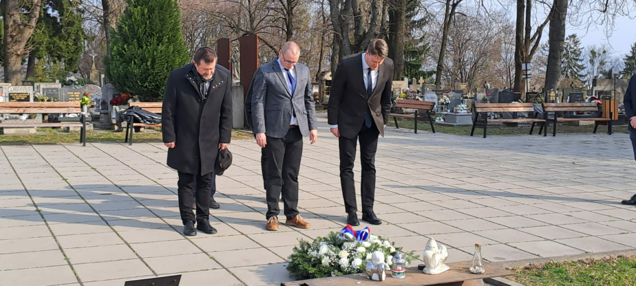 Kladení věnce a pietní akt na Košickém hřbitově.