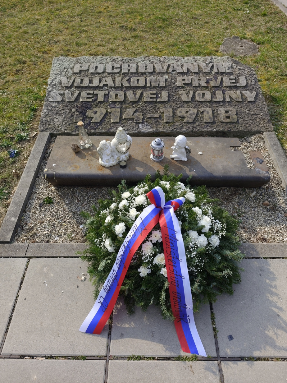 Společný věnec na pomníku u pohřebiště padlých z první světové války na hřbitově v Košicích.