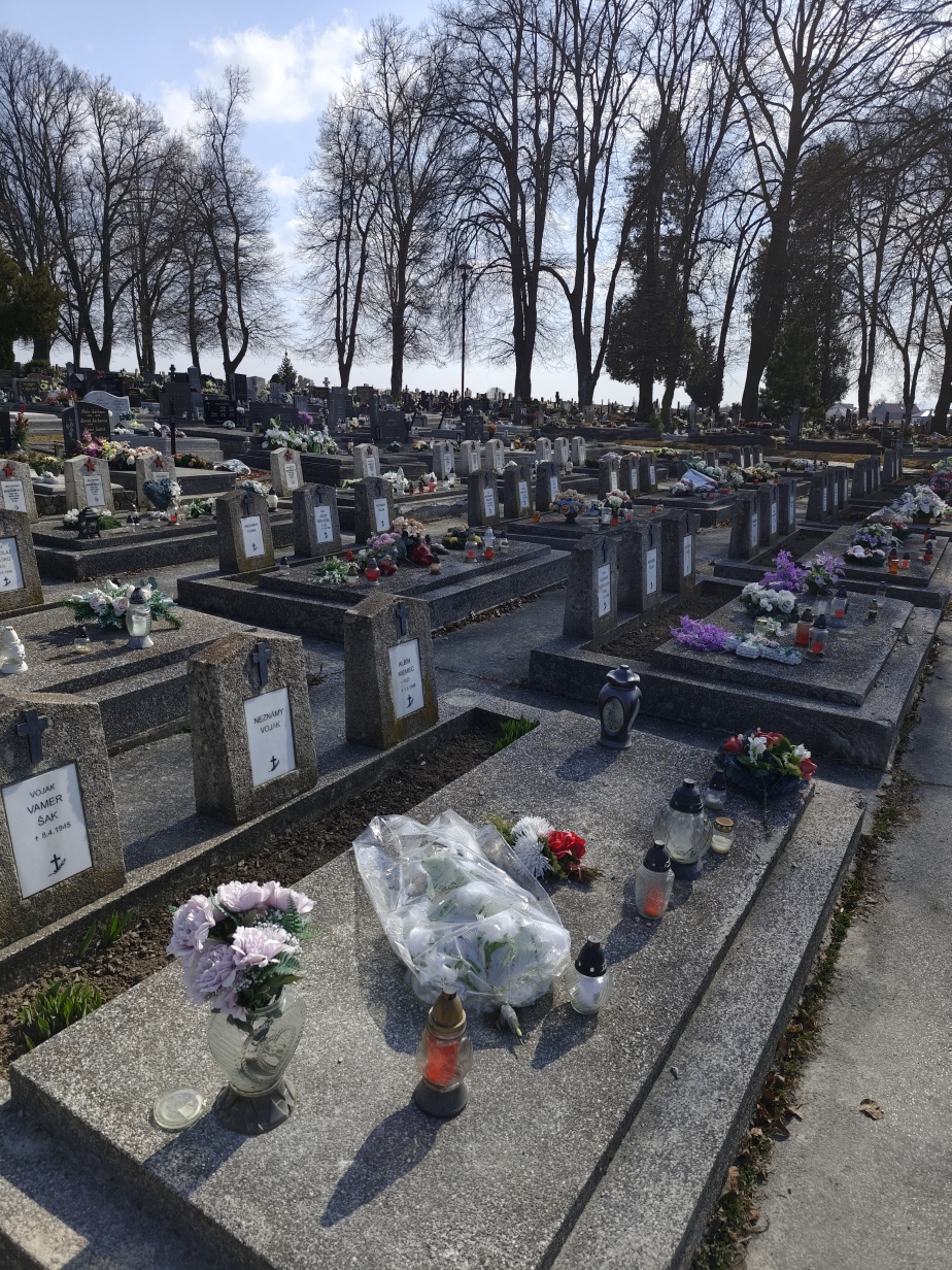 Válečné hroby československých vojáků, rudoarmějců a partyzánů na hřbitově v Popradu. 