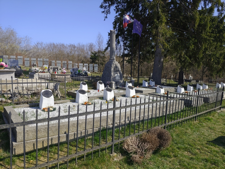 Válečné hroby československých vojáků z roku 1919 v Medzevu.