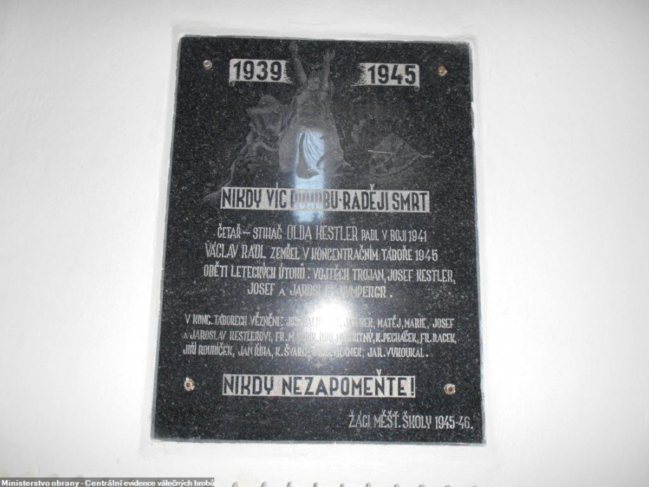 Pamětní deska se jménem Oldřicha Kestlera v budově obecního úřadu ve Štěnovicích. 