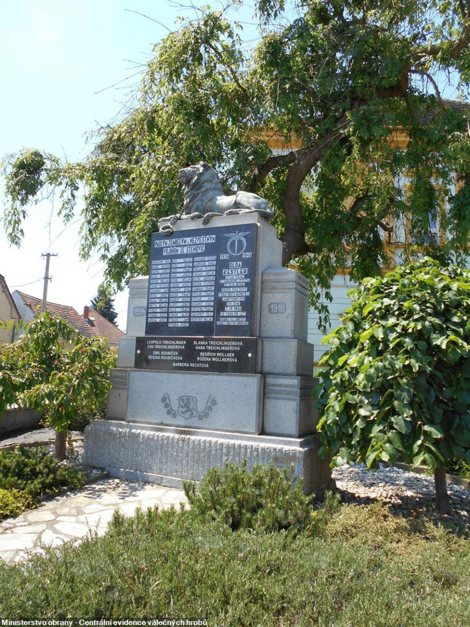 Kamenný čtyřstupňový pomník se sochou ležícího lva v centru Štěnovic připomíná vedle obětí první světové války i letce Oldřich Kestlera. 