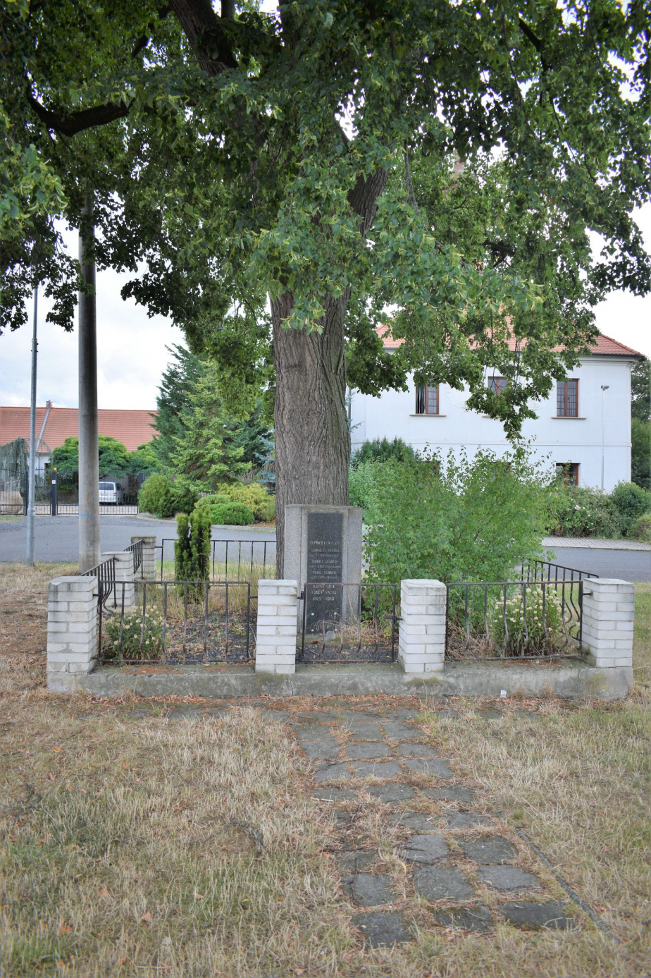 Pohled na původní vzhled pomníku v Blšanech u Loun. 