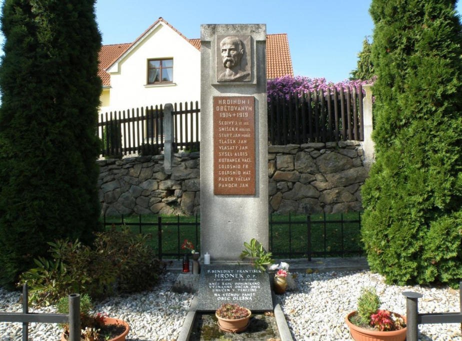 Pohled na pomník obětem 1. a 2. světové války v Olešné před renovací. 